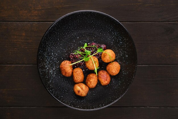 Albóndigas escandinavas tradicionales con salsa de arándanos