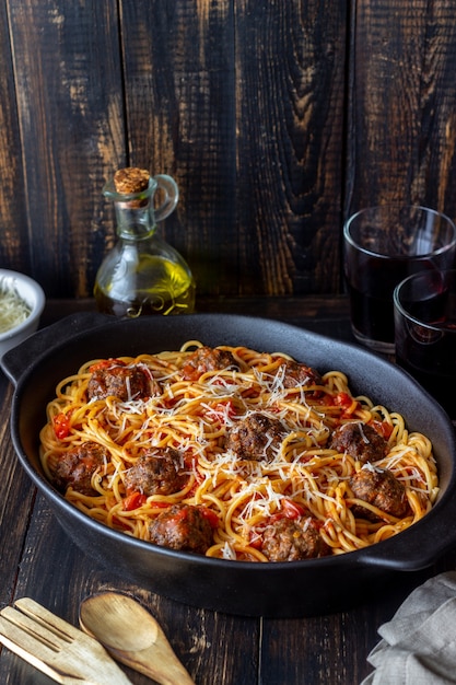 Albóndigas con espagueti, salsa de tomate y queso parmesano. Cocina italiana.