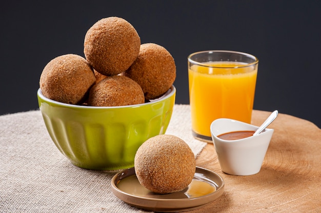 Albóndigas fritas. Aperitivos típicos de bar brasileños. Elaborado con carne molida, empanizado y frito.