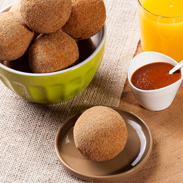 Albóndigas fritas. Aperitivos típicos de bar brasileños. Elaborado con carne molida, empanizado y frito.