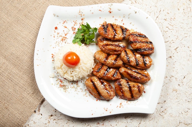 Albóndigas fritas y arroz pilaf