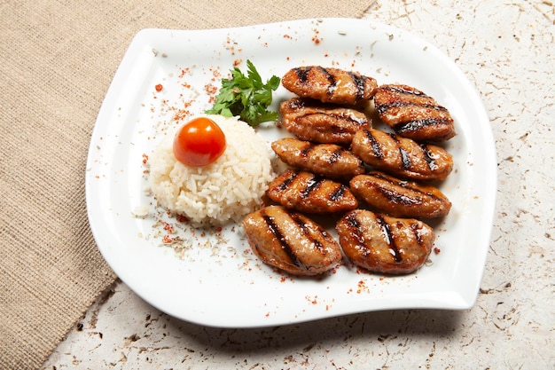 Albóndigas fritas y arroz pilaf