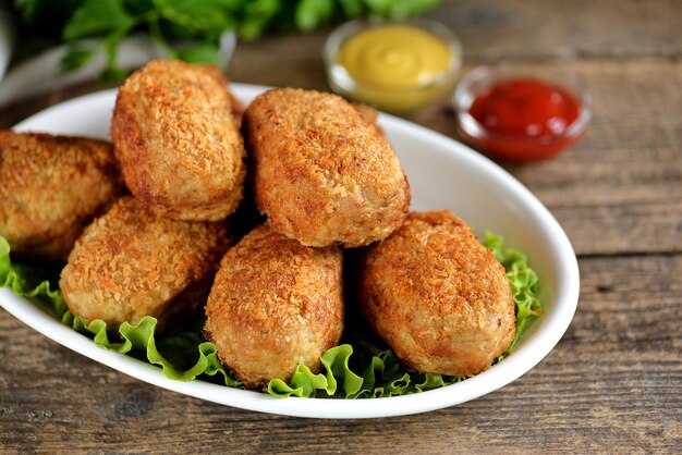 Albóndigas fritas con huevo de codorniz cocido