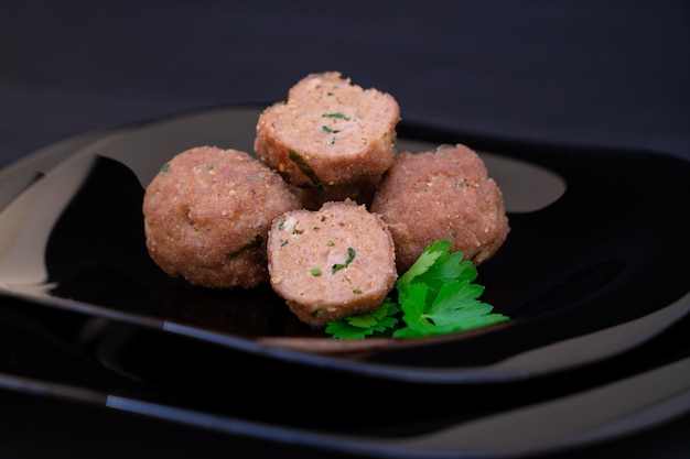 albóndigas fritas en el plato