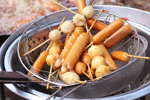 Albóndigas fritas y salchichas