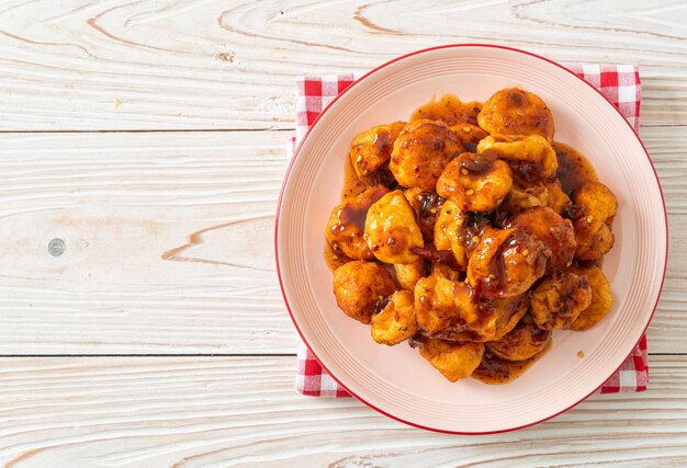 albóndigas fritas con salsa picante - estilo tailandés de comida callejera