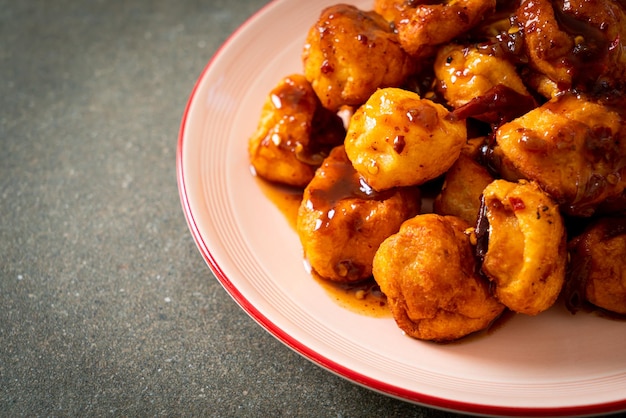 Albóndigas fritas con salsa picante