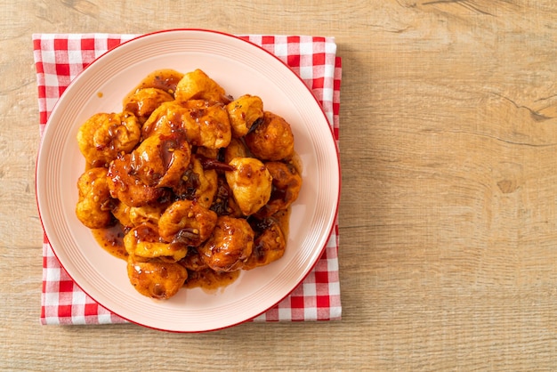 Albóndigas fritas con salsa picante