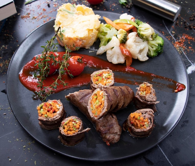 albóndigas fritas y salsas especiales en un plato negro