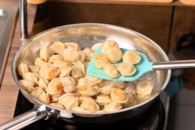 Albóndigas fritas en una sartén.