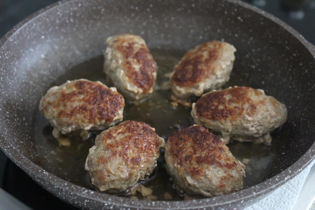 Albóndigas fritas en una sartén.