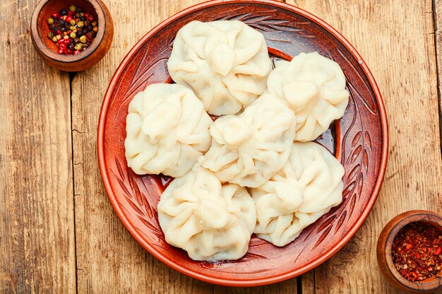 Albóndigas georgianas khinkali con carne en mesa de madera