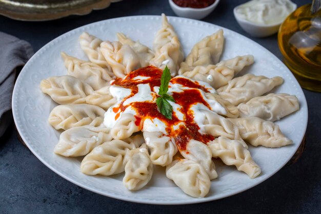 Albóndigas georgianas Khinkali con carne, salsa de tomate y especias Hingel o Cerkes manti