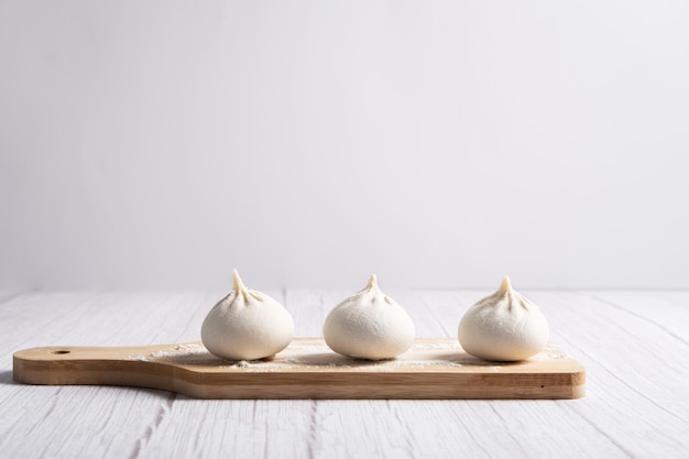 Albóndigas georgianas de Khinkali en una tabla de madera.