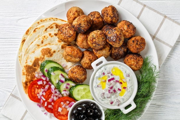 Albóndigas griegas fritas Keftedakia en plato blanco