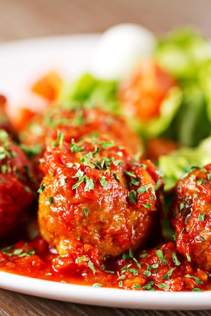 Albóndigas hechas a mano con ensalada Foto de alta calidad