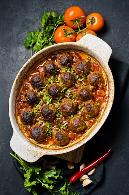 Albóndigas italianas en salsa de tomate en un plato para hornear.