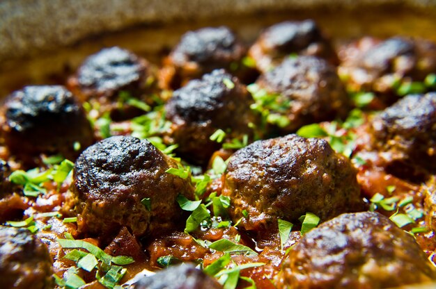 Albóndigas italianas en salsa de tomate en un plato para hornear.