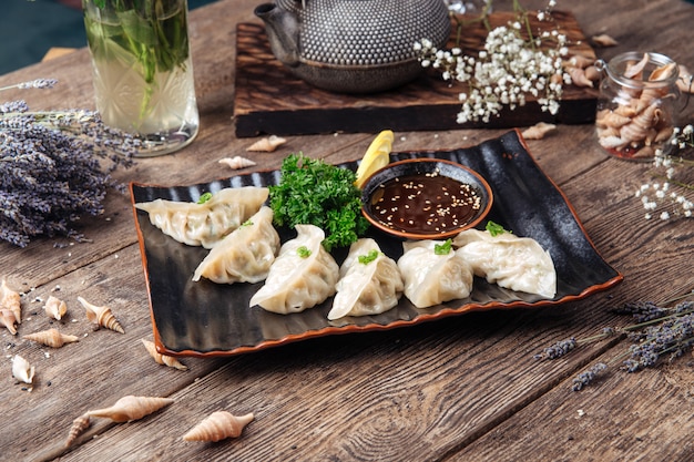 Albóndigas japonesas salsa gedza en la mesa de madera