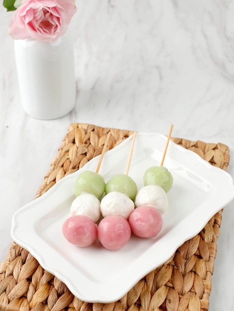 Albóndigas japonesas de tres colores Sanshoku Dango