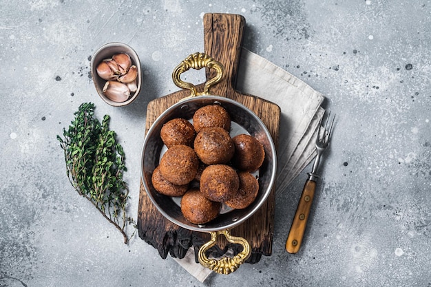 Albóndigas de lentejas veganas asadas en una sartén Fondo gris Vista superior