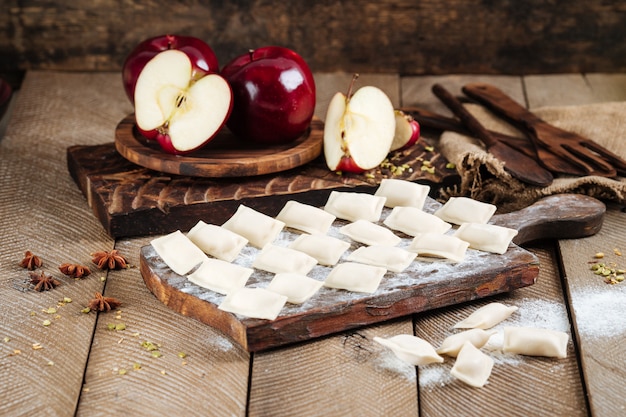 Albóndigas de manzana dulce semiacabadas vareniki