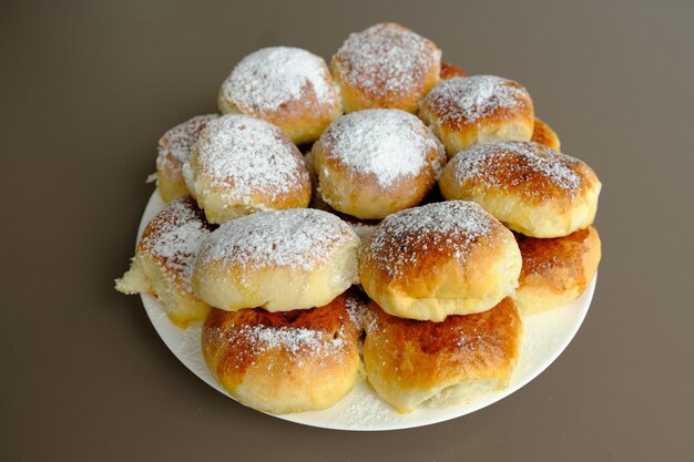 Albóndigas o pasteles caseros de manzana a la antigua en un plato blanco y fondo marrón