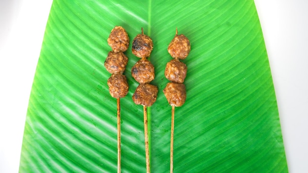 Albóndigas a la parrilla bakso bakar servidas con hoja de plátano Comida tradicional de Java Oriental Indonesia