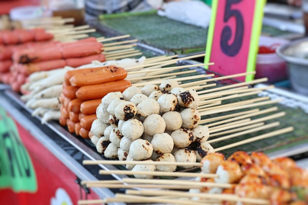 Albóndigas a la parrilla en la comida de la calle