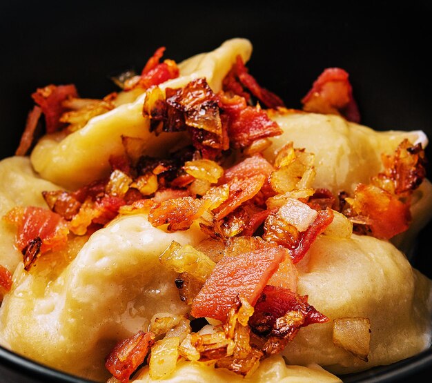 Albóndigas de patata al horno con tocino frito y cebollas