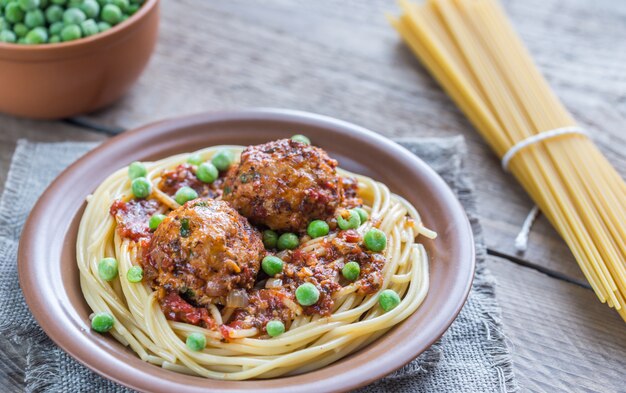 Albóndigas de pavo con pasta y guisantes frescos