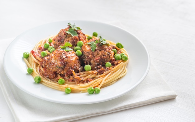 Albóndigas de pavo con pasta y guisantes frescos