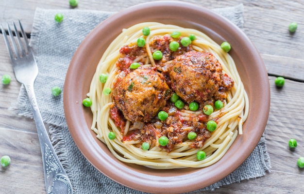 Albóndigas de pavo con pasta y guisantes frescos