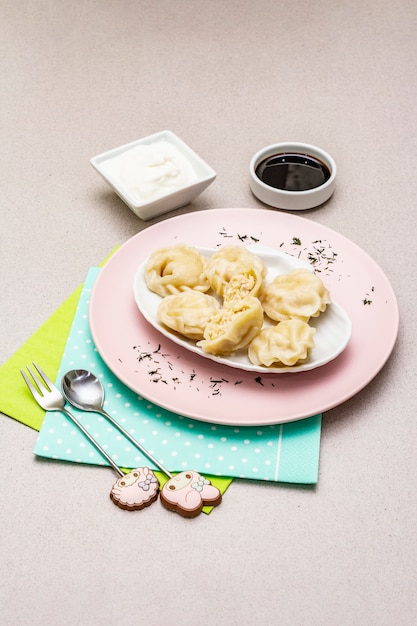 Albóndigas de pescado. El concepto de comida saludable para niños. Cubiertos para niños, crema agria, salsa de soja.