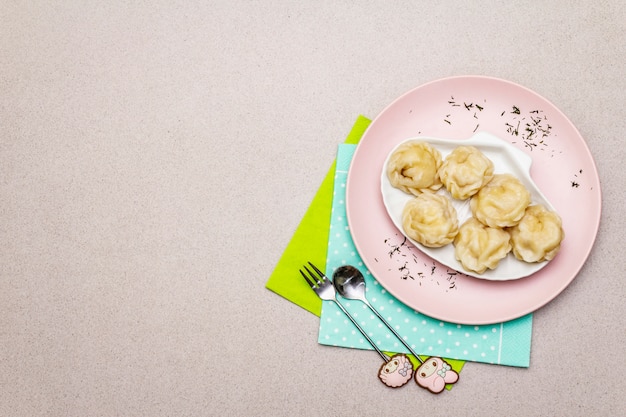 Albóndigas de pescado. El concepto de comida saludable para niños. Cubiertos para niños,