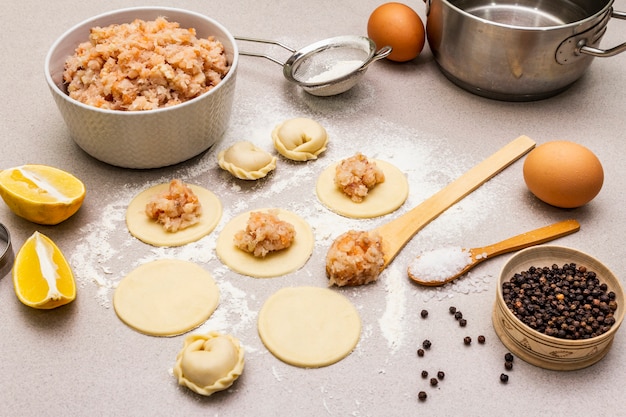 Albóndigas de pescado. Ingredientes para cocinar en casa. Masa fresca, pescado, especias, equipo de cocina. Fondo de hormigón de piedra