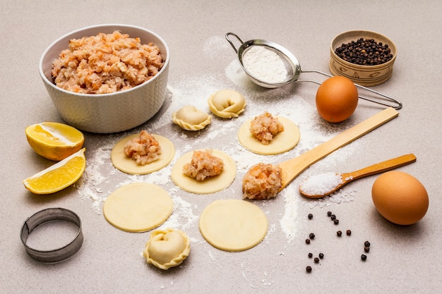 Albóndigas de pescado. Ingredientes para cocinar en casa. Masa fresca, pescado, especias, equipo de cocina.