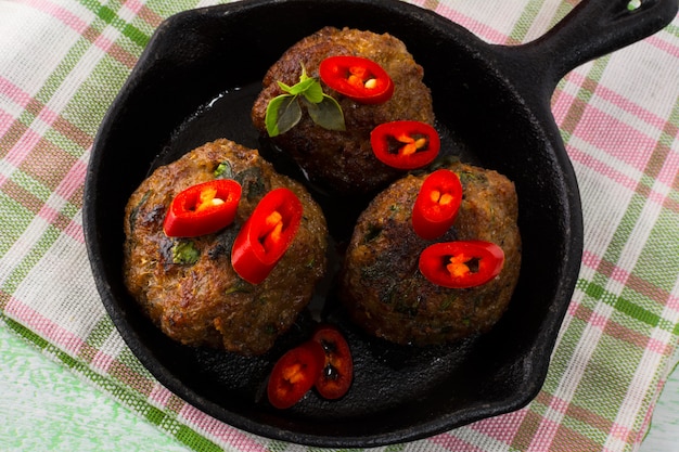 Albóndigas a la plancha con rodajas de chile