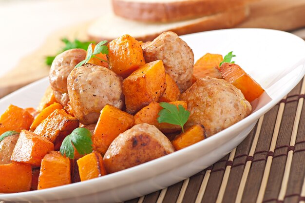 Albóndigas de pollo con guarnición de calabaza al horno