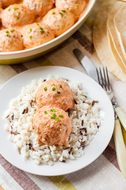 Albóndigas de pollo en salsa cremosa de tomate con arroz