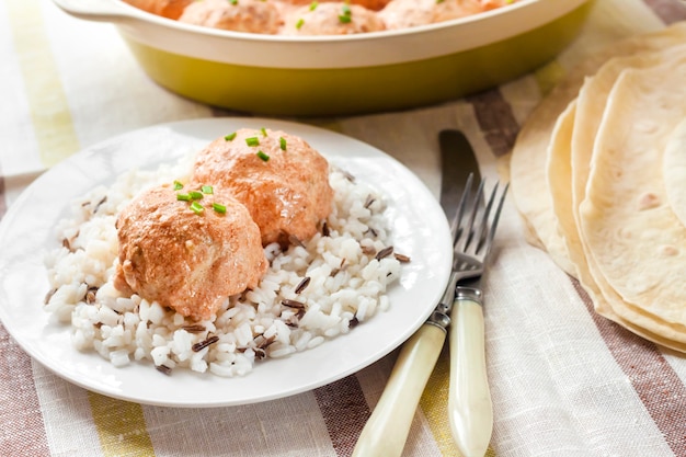 Albóndigas de pollo en salsa cremosa de tomate con arroz