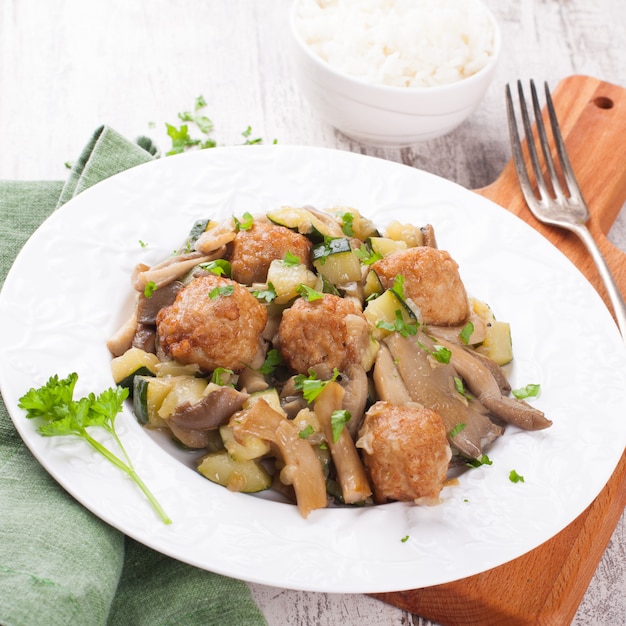 Albóndigas de pollo con setas de cardo