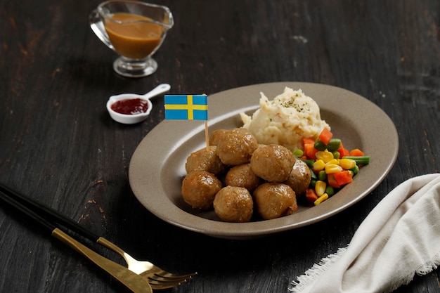 Albóndigas con puré de patata y verduras salteadas