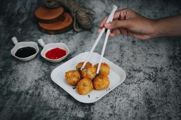 Albóndigas de queso crujiente con salsa picante Comida y refrigerio de Indonesia