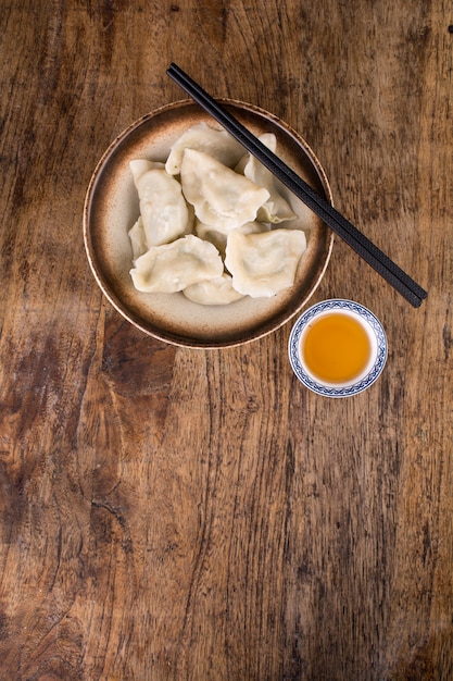 Foto albóndigas rellenas de carne, ravioles, albóndigas. empanadillas con relleno. dumpling ingredientes, cocina china