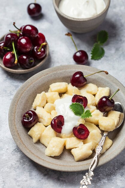 Albóndigas de requesón ruso con crema agria y cerezas