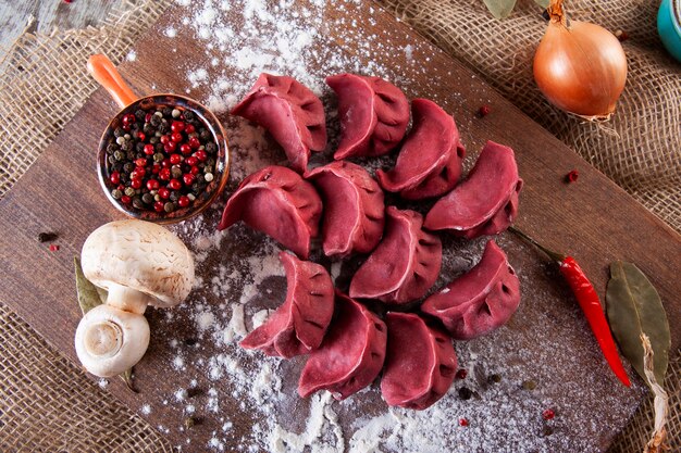 Albóndigas rojas sobre una tabla de madera