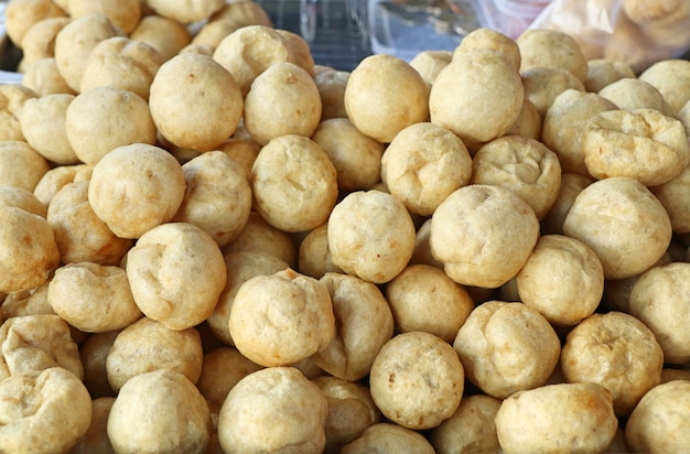 Albóndigas y salchichas fritas