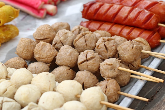 Albóndigas y salchichas a la parrilla