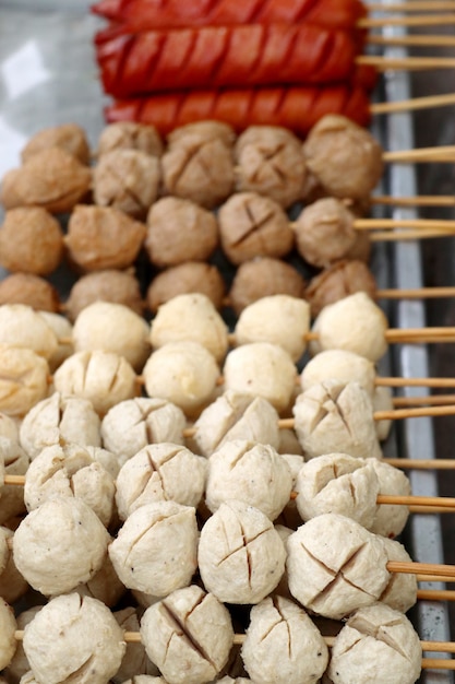 Albóndigas y salchichas a la parrilla